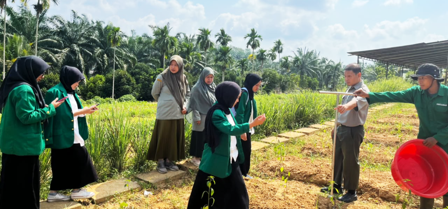 Sampel Tanah Tepat, Pemupukan Akurat: BRMP Jambi Bekali Siswo Magang